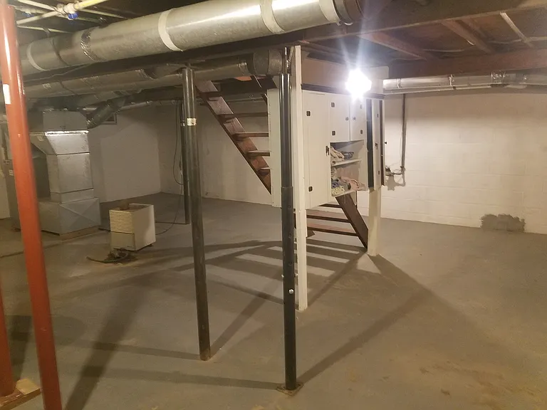 240 N Harmony St — Photo 4