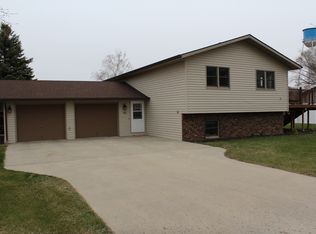 412 1st St SW, Steele, ND 58482