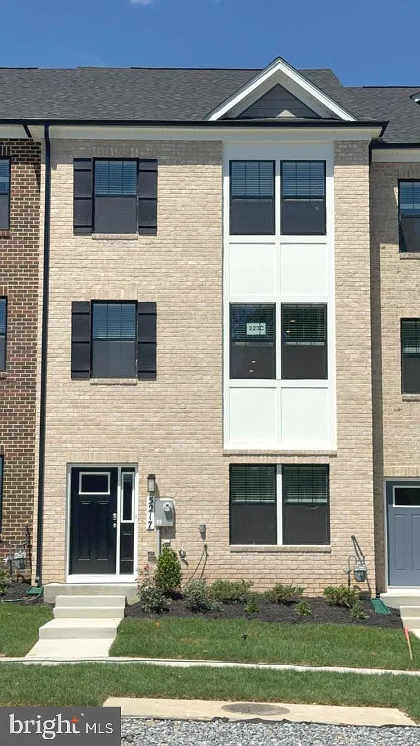 4 bed, 3.0 bath, $3,400 — Photo 2