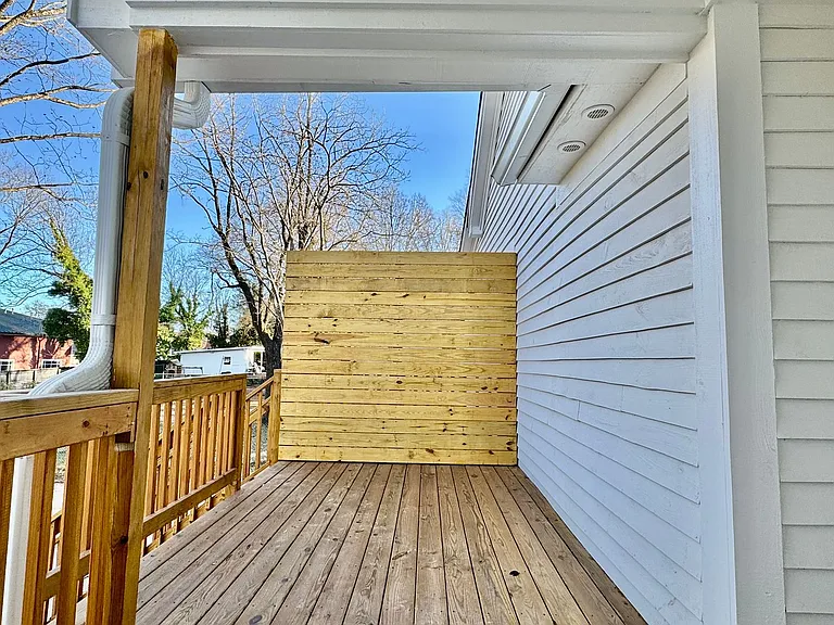 218 College St — Photo 12