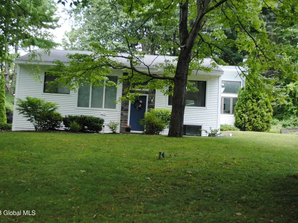 31 W Dillenbeck Drive, Albany, NY 12203