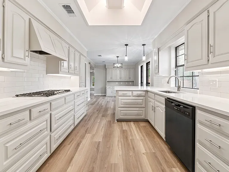 306 Westpark Dr N — Photo 8