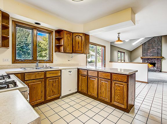 5th image of 484 Iron Horse Ct
