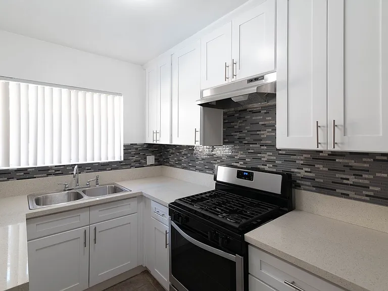 Sepulveda Apartments — Photo 29