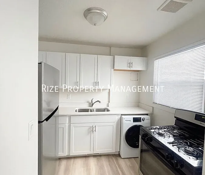 1054 W Goodyear Ave #B — Photo 2