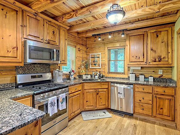 4th image of 2784 River Falls Dr