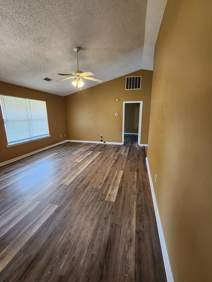 102 Crosby Drive — Photo 3
