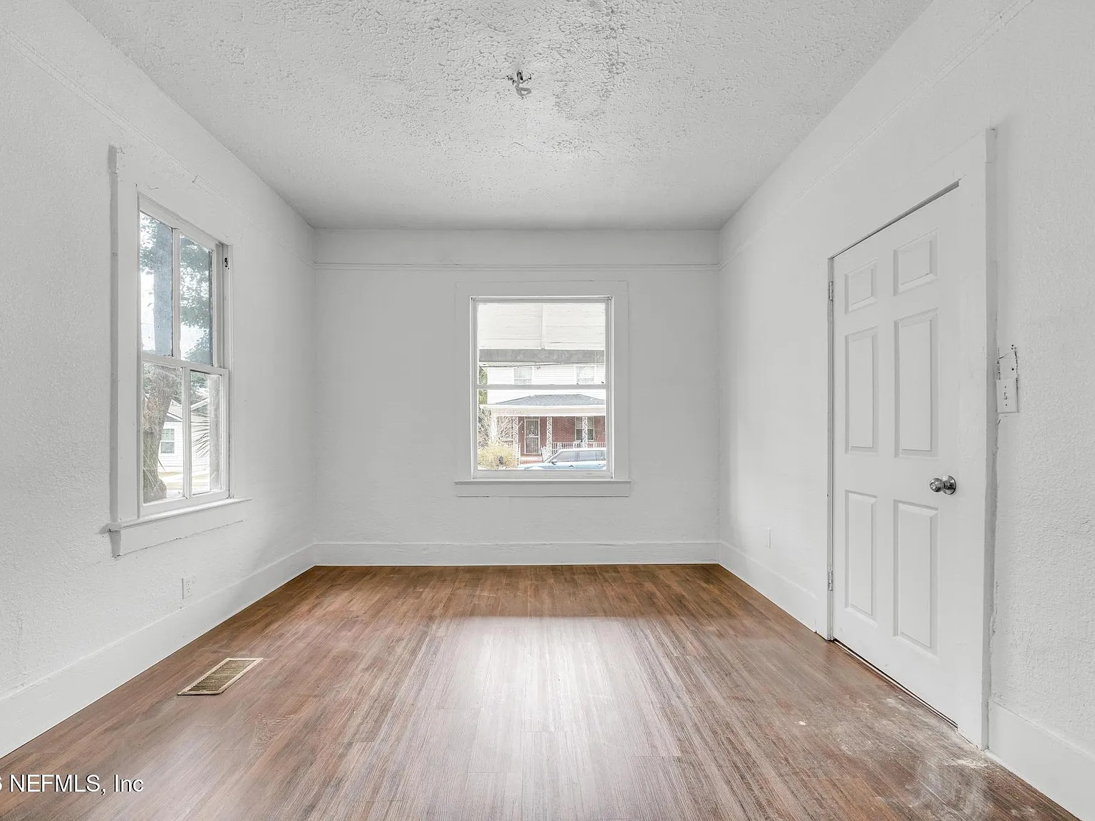 3 bed, 1.5 bath, 1158 sqft, $1,350 — Photo 3