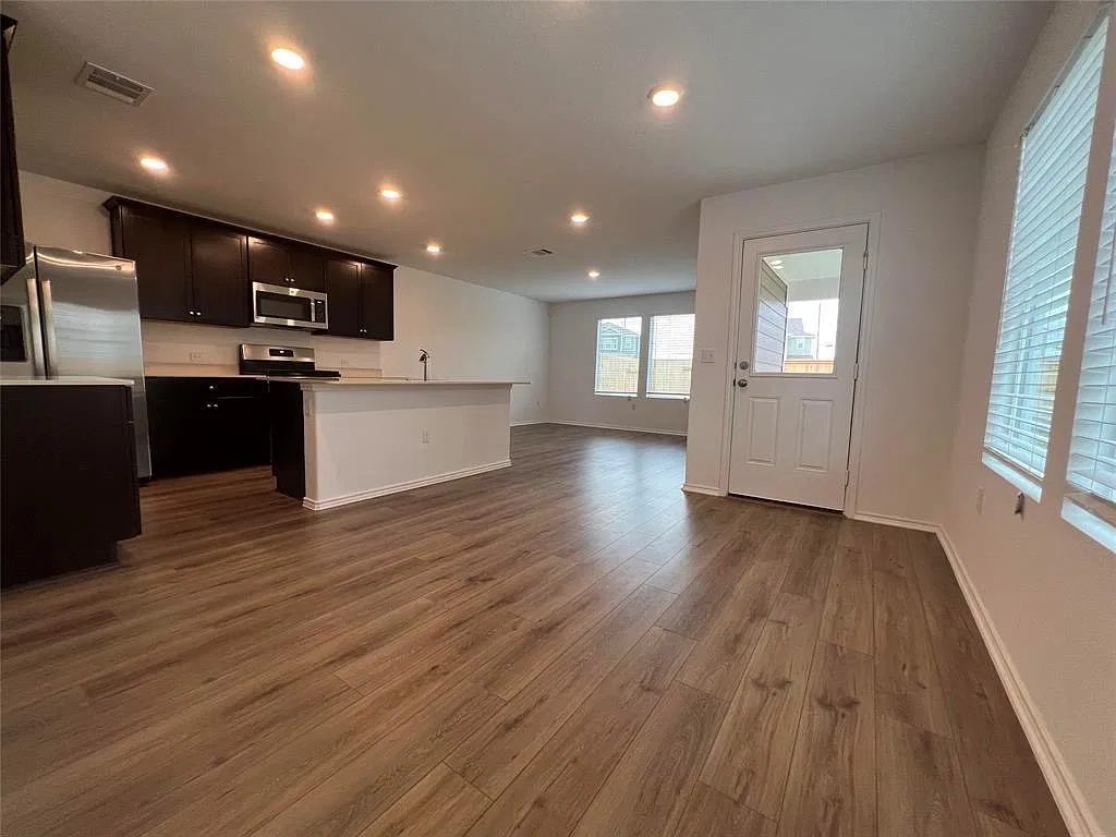 4 bed, 1578 sqft, $1,900 — Photo 4
