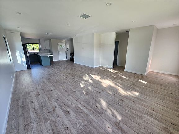 5th image of 9033 Lindley Ave