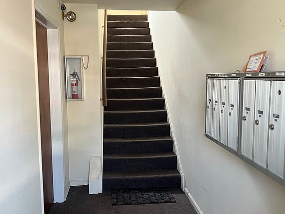 17 steps to second floor.