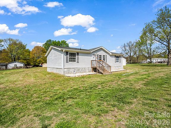3rd image of 208 Oak Dr