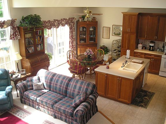 2nd image of 50 Whalen Ct