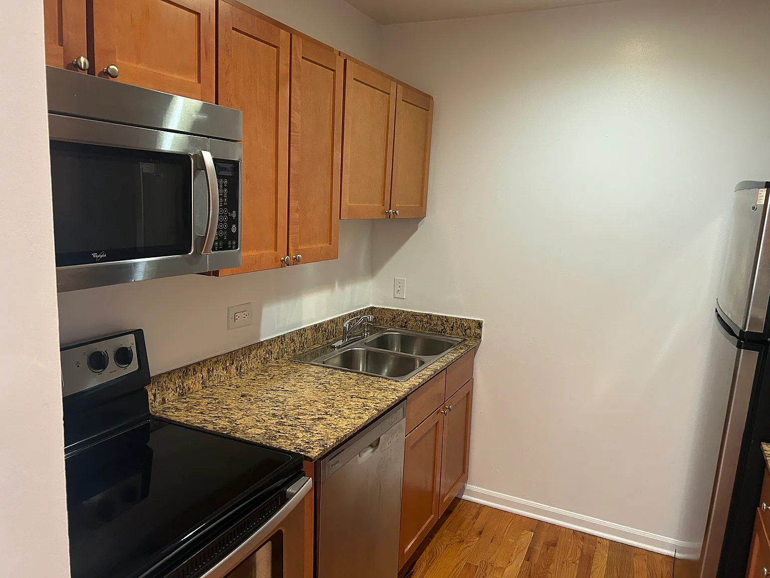 2 bed, 1.0 bath, 817 sqft, $2,578 — Photo 2
