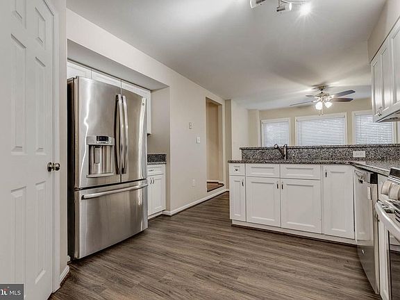 Spacious Kitchen with pantry