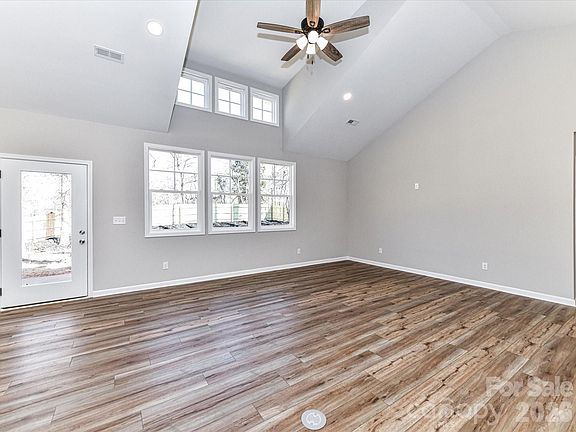 5th image of 104 Poplar St