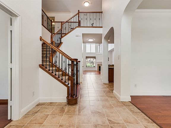 3rd image of 1066 Bayfield Dr