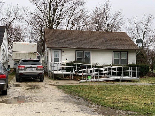 1st image of 126 W Oak St