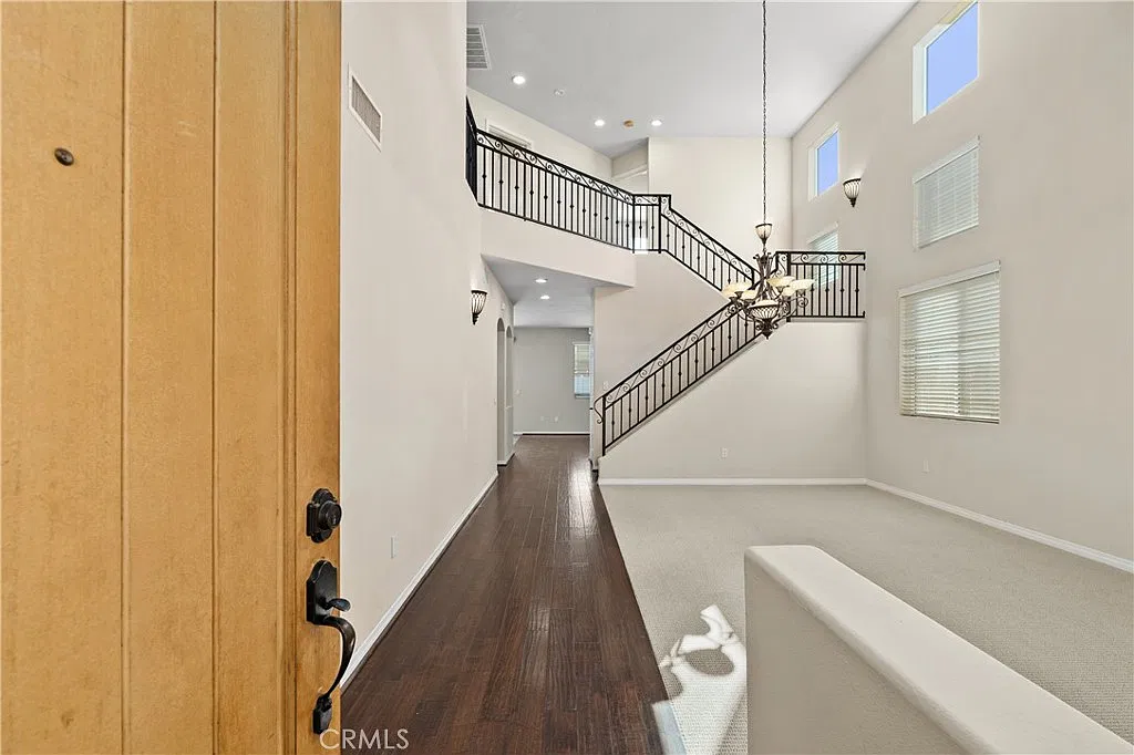 5 bed, 2500 sqft, $4,995 — Photo 2