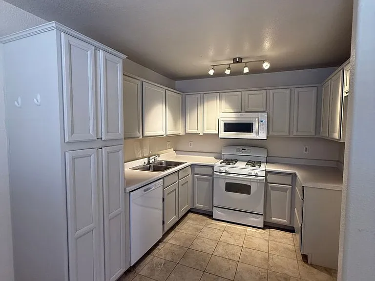 2539 Ashfork Ave — Photo 2