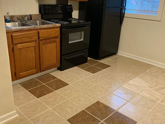 3rd image of 124 S Elm St APT 2