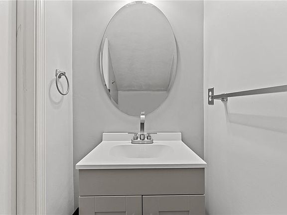 3rd image of 22 Rutland Dr