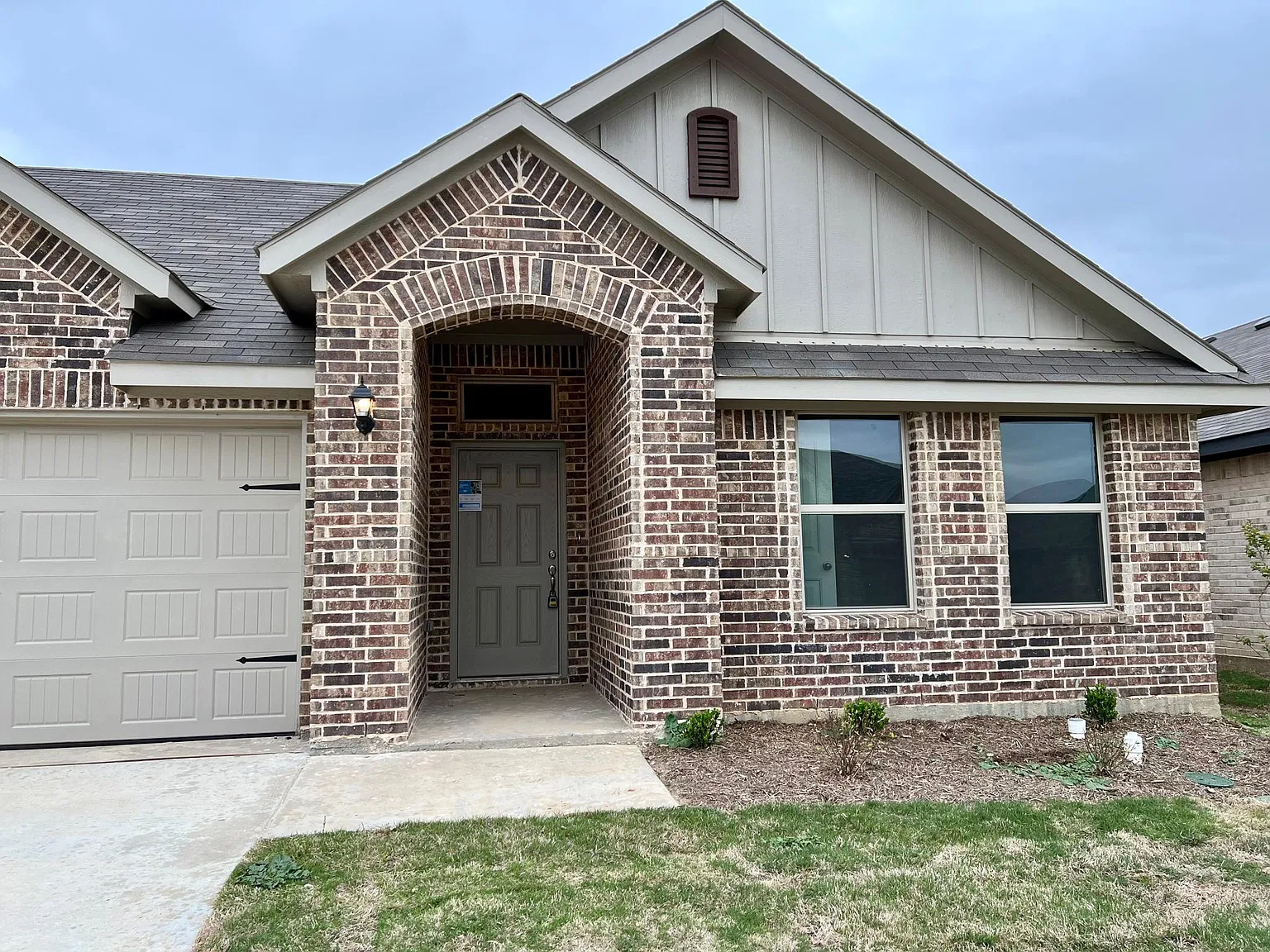 4 bed, 1951 sqft, $2,295 — Photo 2