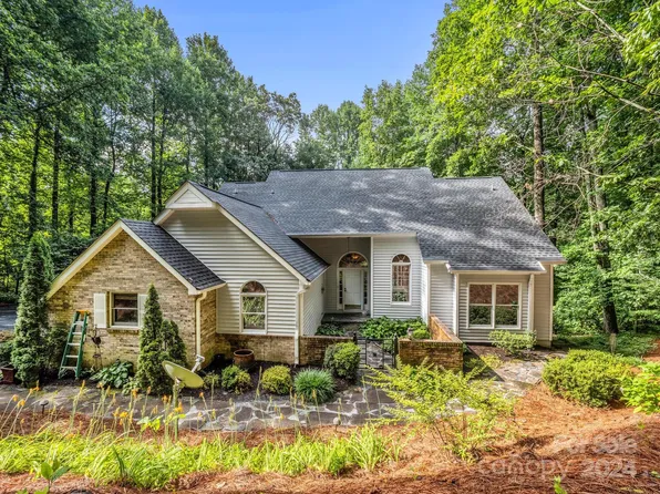 505 Kingcrest Dr, Flat Rock, NC 28731