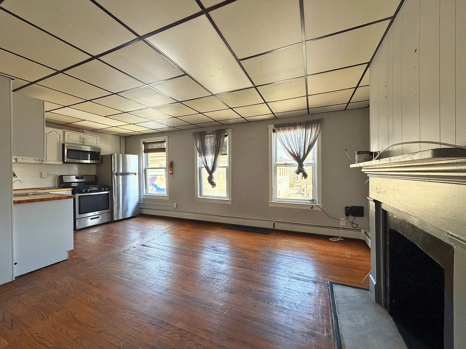 3 bed, 1300 sqft, $2,200 — Photo 2