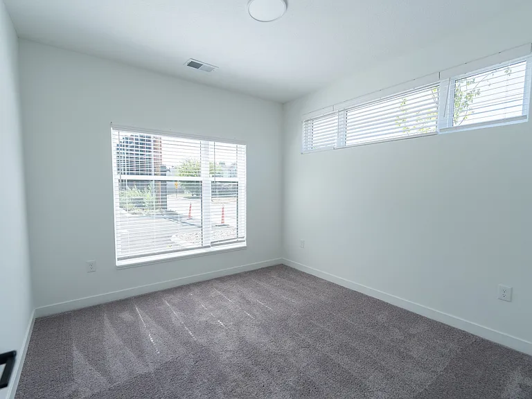 1460 Grant 1A living room