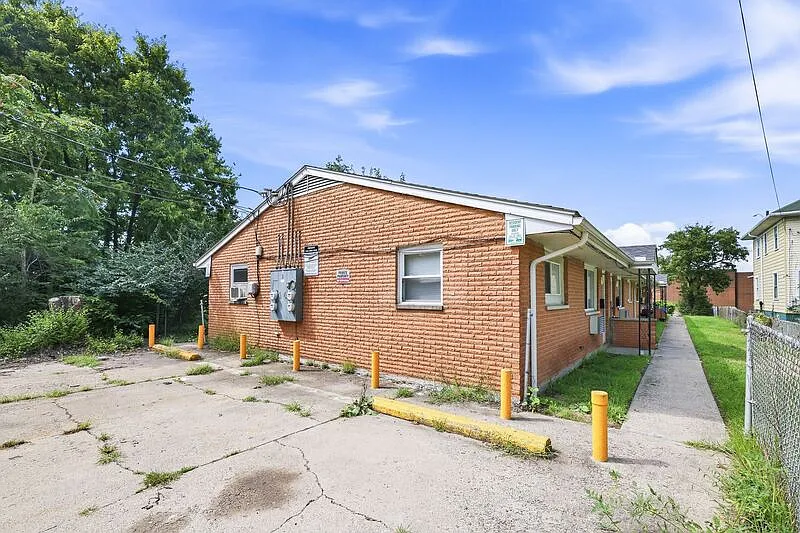 2 bed, 1.0 bath, $895 — Photo 2