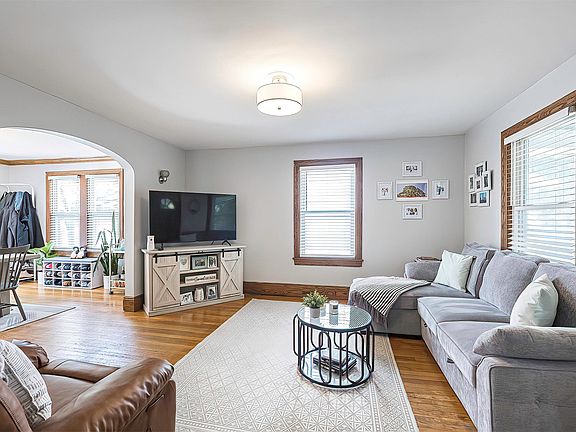 4th image of 2980 Poplar St