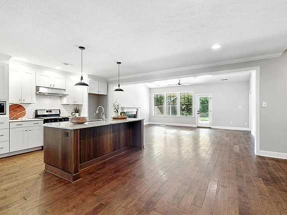 4th image of 471 Roseland Ln