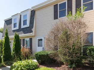 204 Rodenburg Rd, Roselle, IL 60172