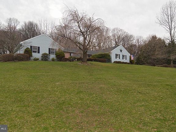 3rd image of 12 Schoolhouse Ln