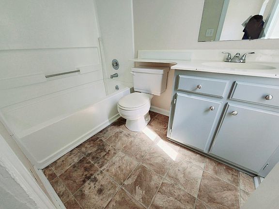 3rd image of 7324 Meadow Glen Dr