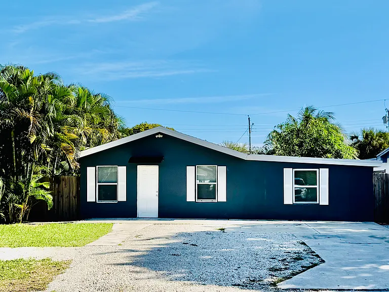 133 SW 11th Ave — Photo 1