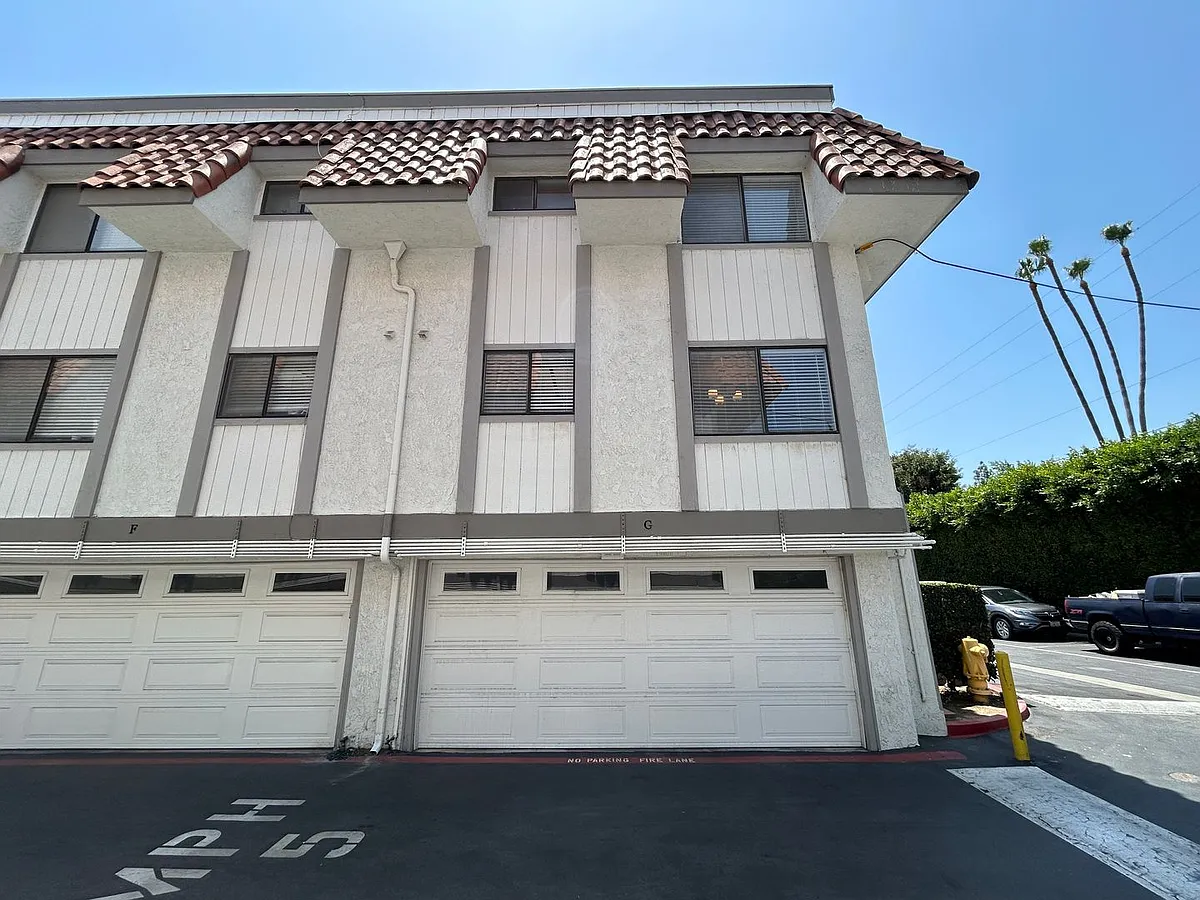 Building Photo - 2202 N Broadway #G