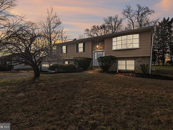 4th image of 520 Beards Hill Rd