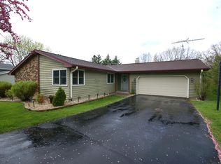 1315 Riverton Dr, Mukwonago, WI 53149