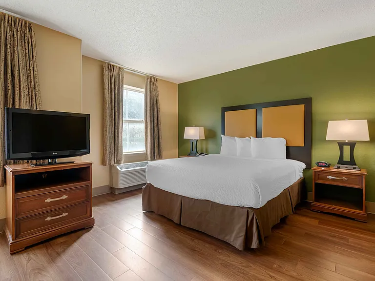 Deluxe Studio - 1 Queen Bed
