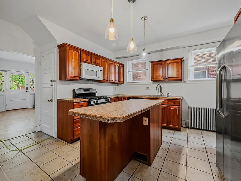 412 W 23rd St — Photo 14