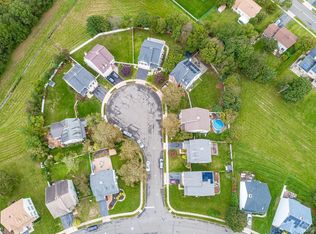 10 Amherst Ct, Kendall Park, NJ 08824