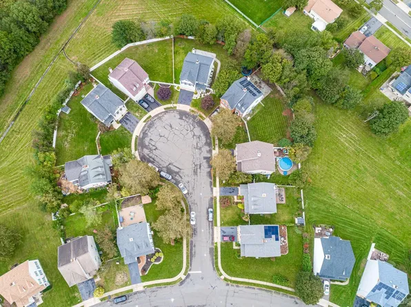 10 Amherst Ct, Kendall Park, NJ 08824