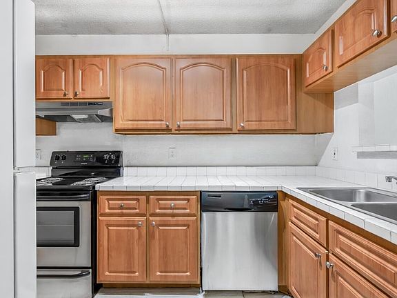 5th image of 2646 Riverside Drive #2646