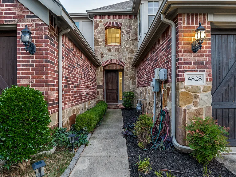 4828 Durham Dr — Photo 2