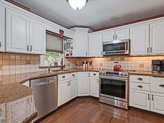 3rd image of 109 Valley View Trl