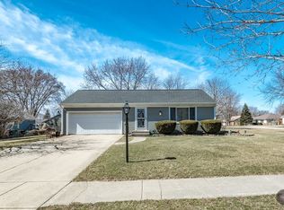 54 Amesbury Rd, Montgomery, IL 60538