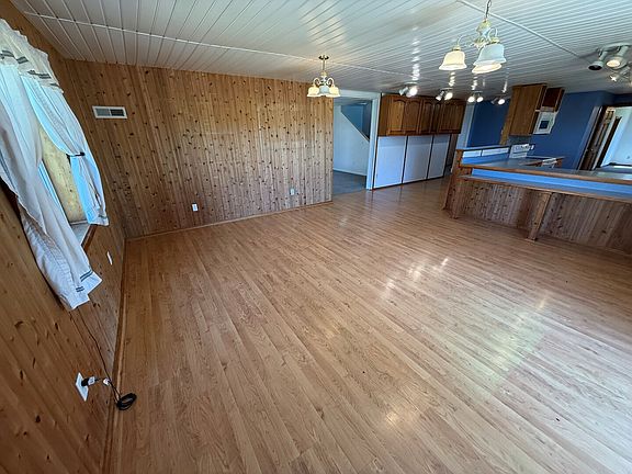 4th image of 2093 Spicer Ave