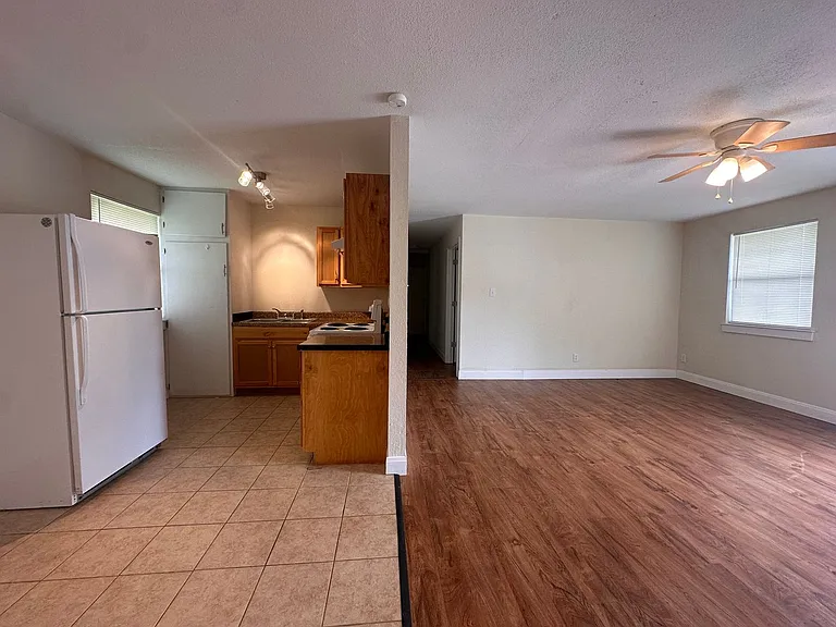 217 SE 2nd St — Photo 5